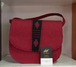 SAC BANDOULIERE BRODE APO'MI – Image 1