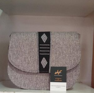 SAC BANDOULIERE BRODE APO'MI - Image 1